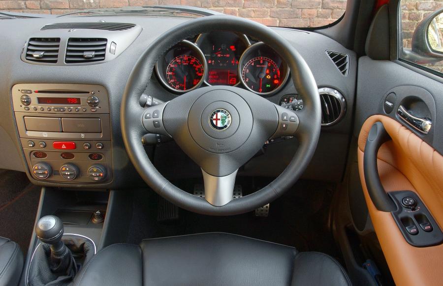 Панель приборов Alfa Romeo 147 GTA (937A) 2003 года  (UK) (фото 4 из 7)